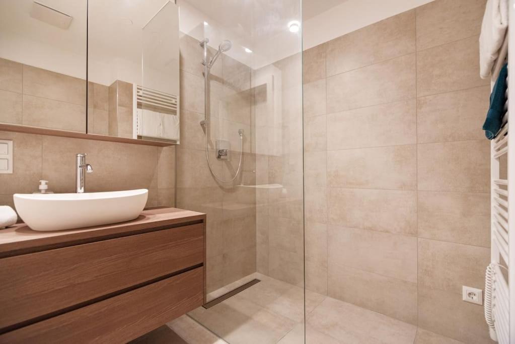 Neu Und Hell In Zentraler Ruhelage Mit Parkplatz Apartment Wina Bagian luar foto