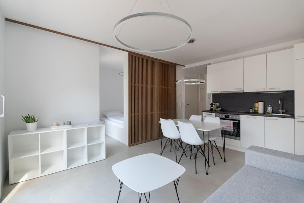 Neu Und Hell In Zentraler Ruhelage Mit Parkplatz Apartment Wina Bagian luar foto