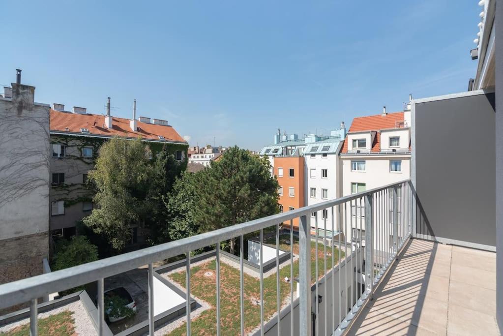 Neu Und Hell In Zentraler Ruhelage Mit Parkplatz Apartment Wina Bagian luar foto