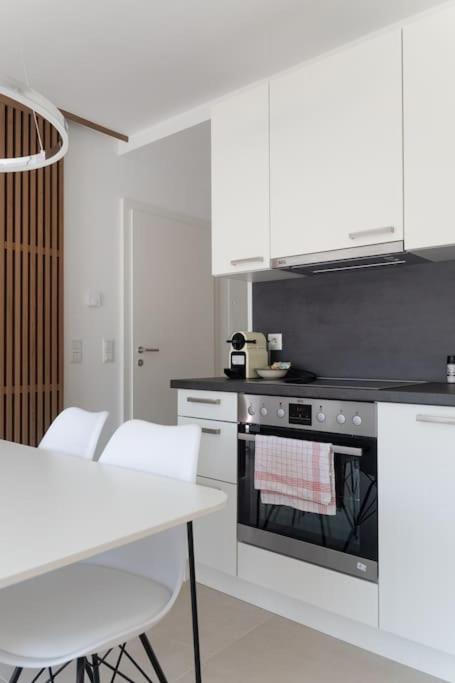 Neu Und Hell In Zentraler Ruhelage Mit Parkplatz Apartment Wina Bagian luar foto