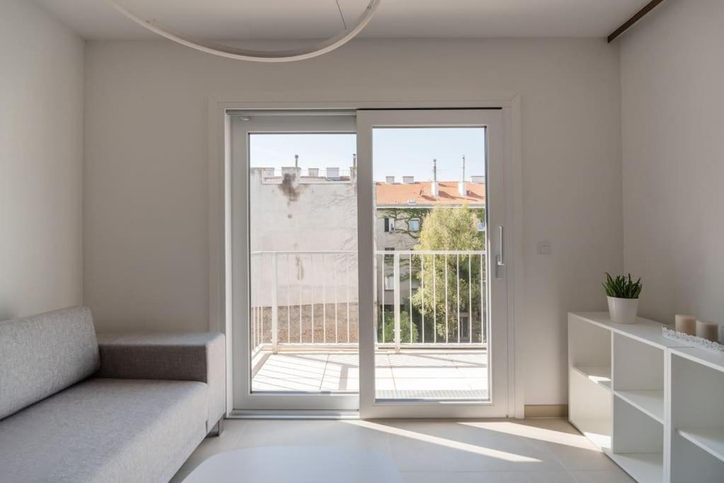 Neu Und Hell In Zentraler Ruhelage Mit Parkplatz Apartment Wina Bagian luar foto