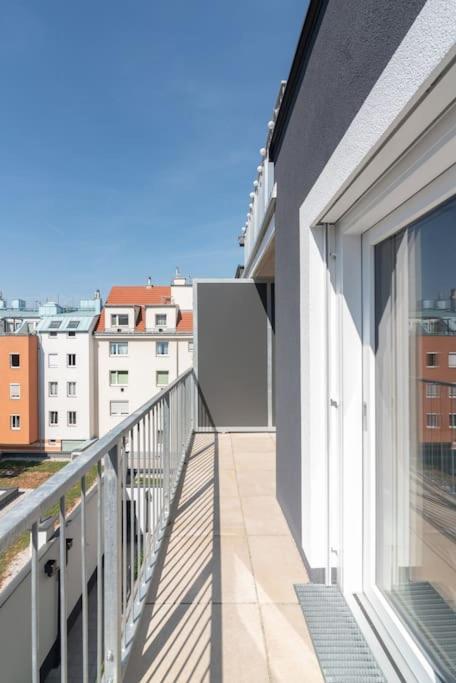 Neu Und Hell In Zentraler Ruhelage Mit Parkplatz Apartment Wina Bagian luar foto