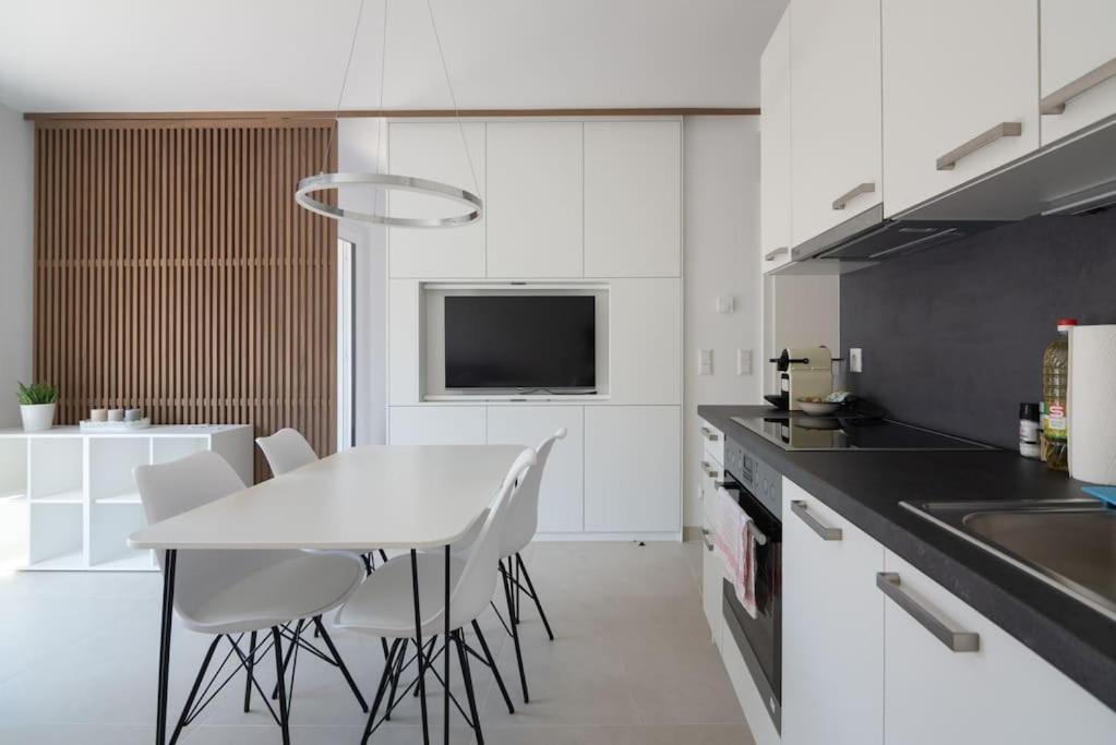 Neu Und Hell In Zentraler Ruhelage Mit Parkplatz Apartment Wina Bagian luar foto